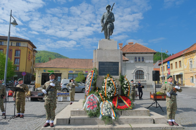 Veteranii de război, comemorați la Brașov. Ceremonia s-a desfășurat în Piața Unirii