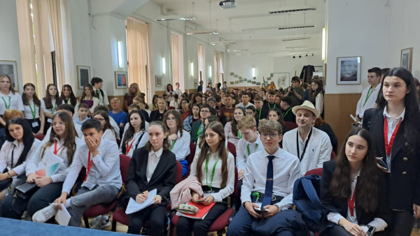 Liceenii din Braşov dezbat la „Unirea”: reţele de socializare şi AI