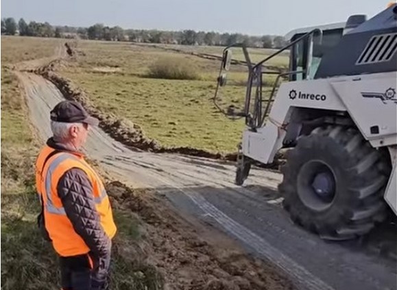 La arat pe autostradă. Banii pe exproprieri n-au venit, dar turcii care au contractul pentru Autostrada Sibiu - Făgăraş îi ameninţă cu judecata pe fermierii care continuă şă-şi cultive pământul 