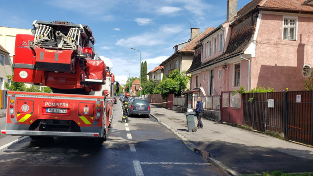 Stradă închisă pentru țiglele de pe o casă