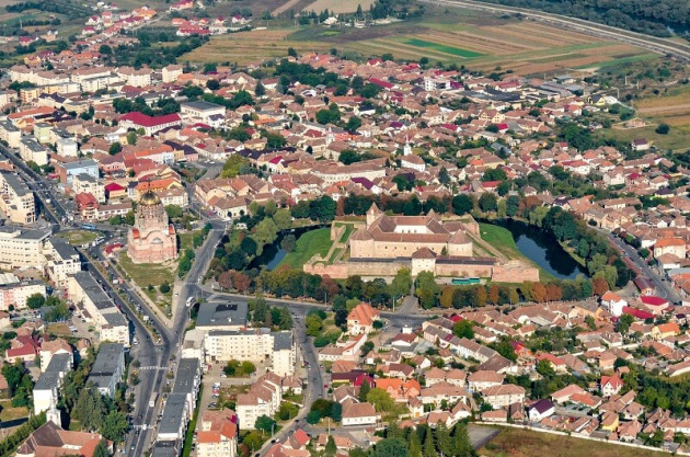 Făgăraş: Cu 2 angajaţi cosesc şi tund tot oraşul