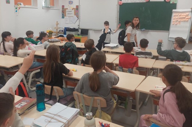 Merg în şcoli şi îi ajută pe copii să nu ajungă la 30 de ani, cocoşaţi