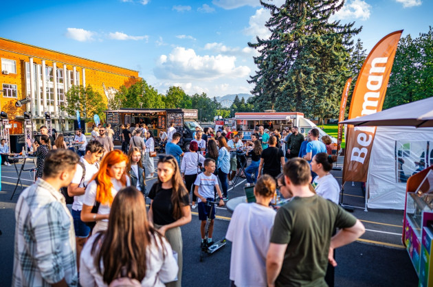 Beri, fripturi şi inginerie. Comunitatea tech din Braşov, congres la iarbă verde