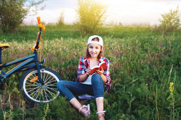 Pedalaţi, citiţi o carte şi faceţi o fotografie. Aţi putea câştiga 500 de lei