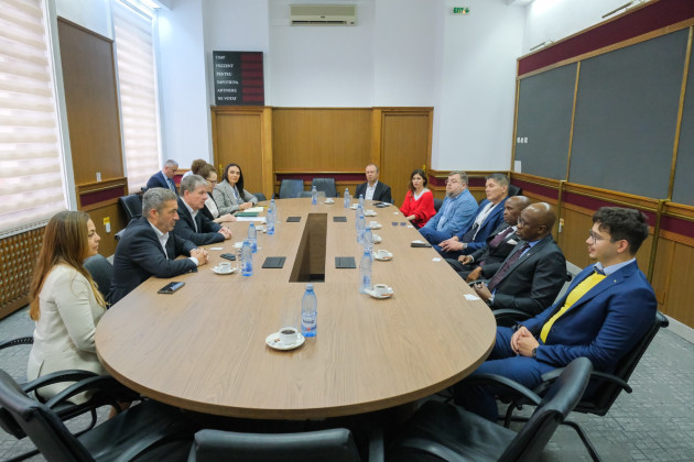 Ministrul Educaţiei din Botswana a venit la Braşov să vadă cum funcţionează învăţământul dual. El s-a întâlnit cu primarul Braşovului, George Scripcaru