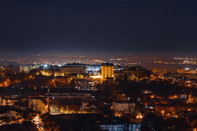 La Braşov: Lumina va urmări subiectul. 8.425 de lămpi cu senzori de mişcare. 2 în faţa pietonului, 2 în spate. 3 la biciclişti, 4 la maşini