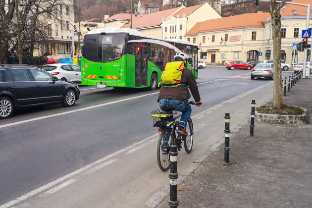Bicicliştii ar putea împărţi benzile de circulaţie cu autobuzele 
