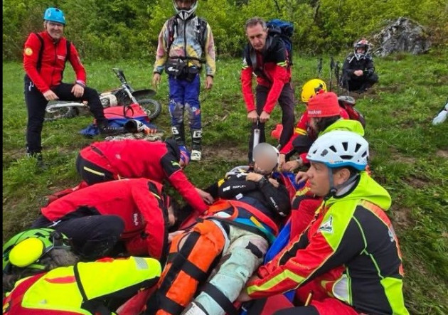 Salvat și amendat: Motociclist off-road, victimă la o cursă ilegală în munți