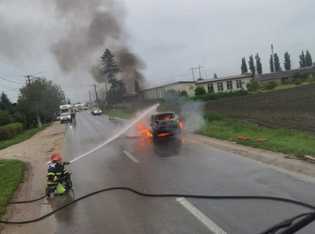I-a luat foc mașina-n drum