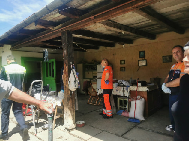 Găsiţi morţi în casă