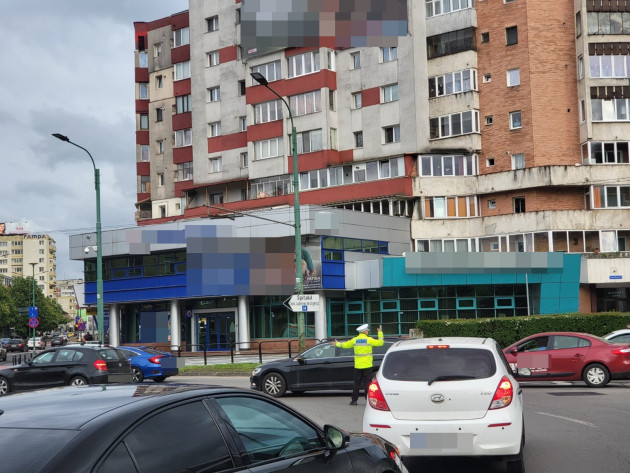 Poliţişti „descurcă lume”: la copaci căzuţi, giratorii blocate, ţigle pe „macadam”