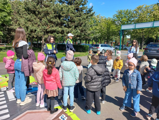 Din teorie, la pățaniile altora. Săptămâna „Școala în Siguranță” la Brașov, cu discuții deschise cu polițiștii