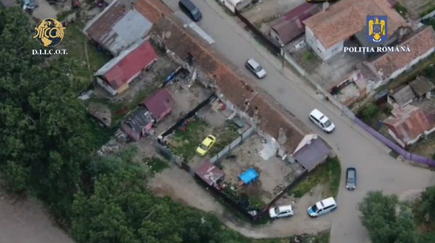 Vindeau droguri în casă, cu copiii lor de faţă