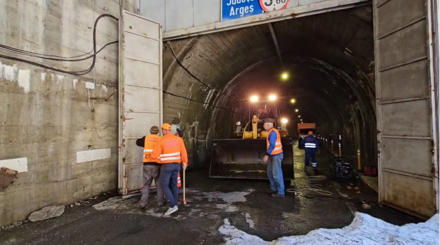Transfăgărăşanul, deschis de Rusalii. Drumarii le recomandă turiştilor să nu interacţioneze cu urşii 