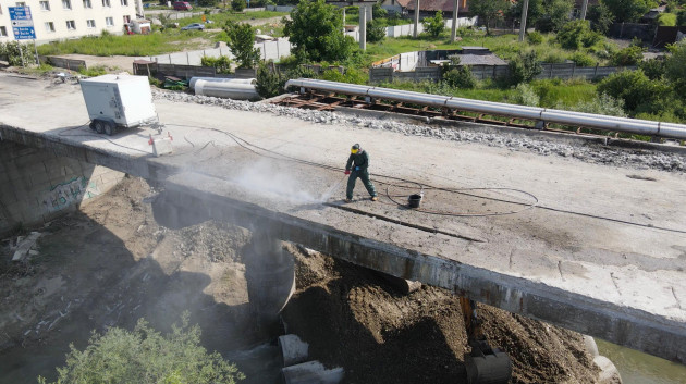 Podul de pe Drumul CET-ului din Braşov, „pulverizat” cu apă sub presiune. În paralel se lucrează la un pod provizoriu, pentru macarale