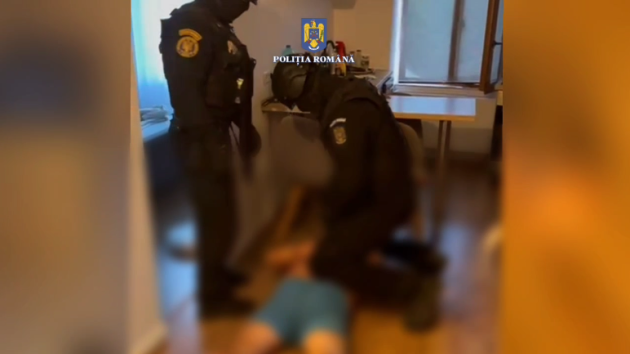 60 de oameni ai legii trimiși la 7 adrese, după un ce un cuplu a fost bătut, în fața clienților, într-un club de noapte
