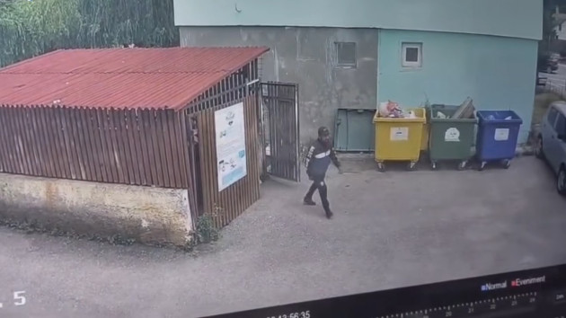Piroman la Râşnov. Cetăţean dat în urmărire, după ce a dat foc unei platforme de gunoi 