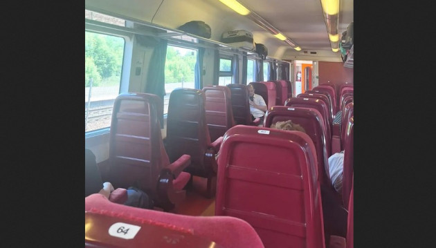„Copți” în drum spre mare. 140 de minute de întârziere la trenul Brașov – Constanța