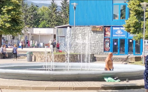 Un brașovean deloc pudic. O „baie în public” la Piața Astra