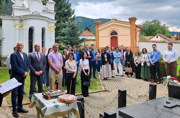 Ceremonie la mormântul lui Nicolae Titulescu de la Brașov. Evenimentul a marcat deschiderea ediției din acest an a Programului de diplomație publică