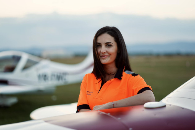 E singura femeie dintre examinatorii din Aviaţie. Alina Jumuga, 34 de ani, din Braşov: „Manşa nu te întreabă dacă eşti femeie sau eşti bărbat. Acolo ştii ce ai de făcut, mergi mai departe, nu ştii ce ai de făcut, poţi să plăteşti cu viaţa”