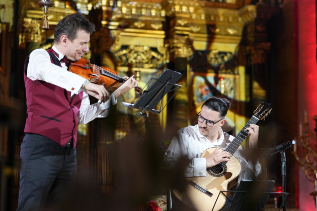 Un Stradivarius şi o chitară la Biserica Neagră