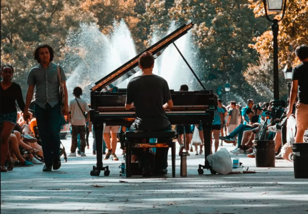 Pianul Călător ajunge la Braşov. Cu bisurile celor 15 ani, un veritabil tur de forţă prin literatura pianistică universală