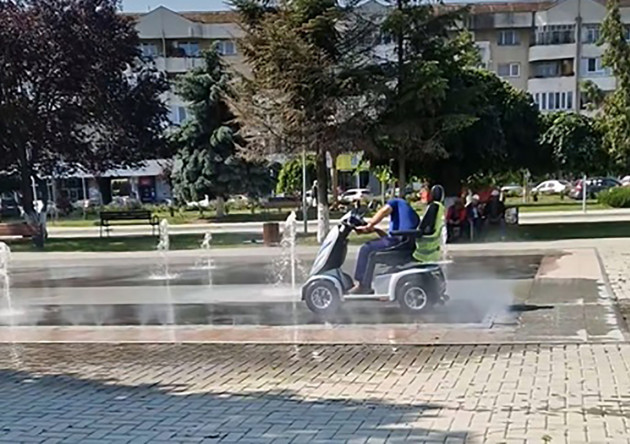 Și-a spălat scuterul în fântână, la Casa de Cultură