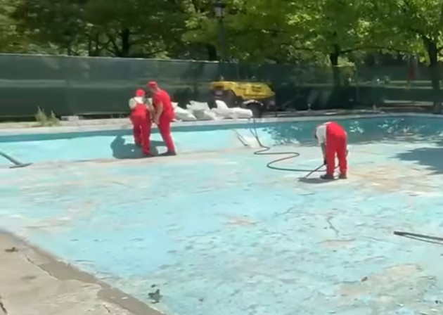 Fântâna arteziană din Parcul Central a intrat în reparaţii. Contractantul a găsit oameni 