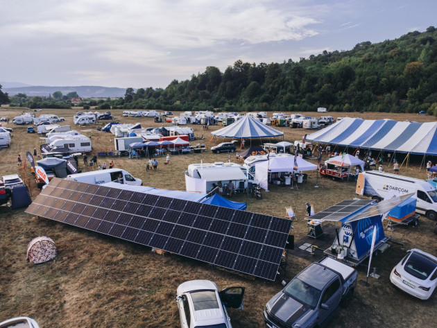 Cu cortul şi cu maşină mică, cu dube transformate acasă. Festivalul „rulotiştilor” la Râşnov