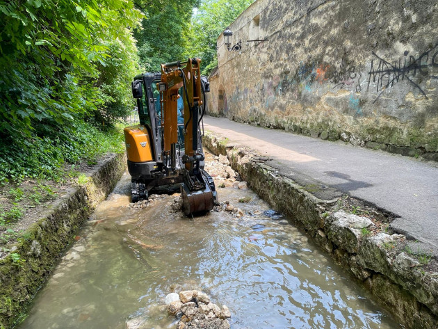 Aleea pietonală din zona După Ziduri, închisă temporar. Sistemul de Gospodărire a Apelor Brașov a început decolmatarea Graftului 