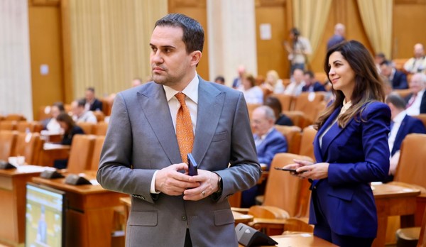 CFR: Directorii îşi vor reduce indemnizaţiile cu 10%, program de lucru de 4 zile, trenuri anulate