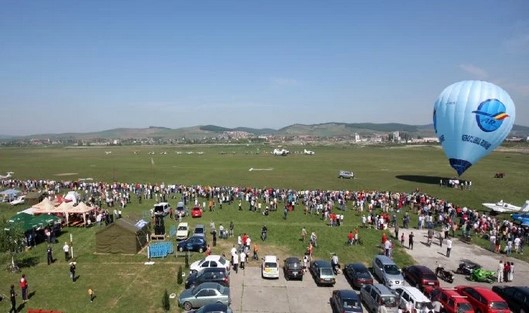 Sânpetru: Festival la aerodrom, paradă moto prin sat. Iris şi Dan Helciug, capete de afiş