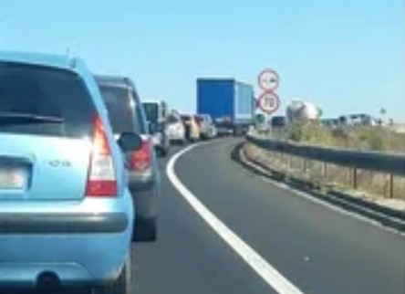 DN1, blocat la Codlea: Maşină aruncată cu roţile-n sus, la impact