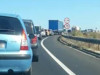 DN1, blocat la Codlea: Maşină aruncată cu roţile-n sus, la impact