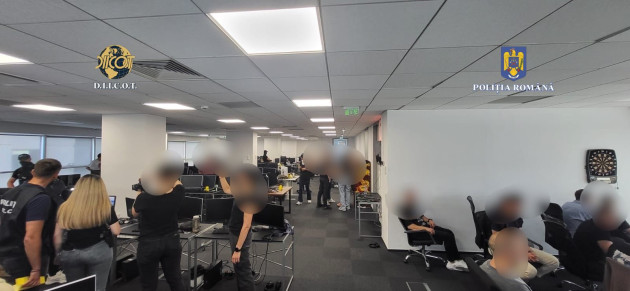 6 call-centre cu infractori! Din Brașov și București, prosteau oameni cu bani din Australia, Austria, Canada, Franța, Belgia, Danemarca, Olanda, Suedia, Spania, Italia