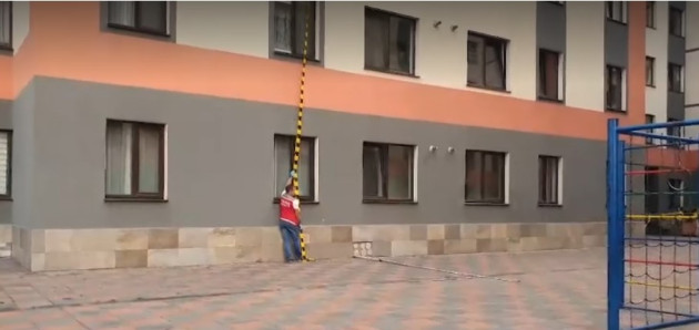Copilul căzut de la 20 de metri, în stare critică