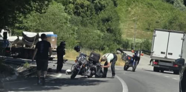 Două DN-uri, blocate după accidente cu motocicliști.  DN73A – cu motorul sub TIR, DN1 – rănit grav, în stare de inconștiență