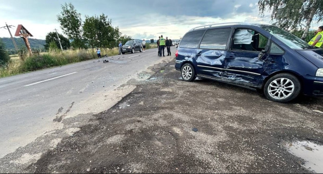 Motociclu în calea mașinii