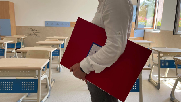 Directorii şi inspectorii şcolari, minimum 10 ore pe săptămână la clasă şi fără plata cu ora 