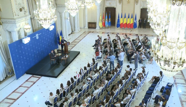 Sfatul lui Nicușor Dan pentru cei plecați deja: „Nu plecaţi după clasa a XII-a în Vestul Europei”