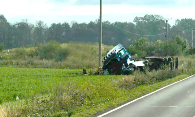 Un TIR cu lemne a blocat DN11