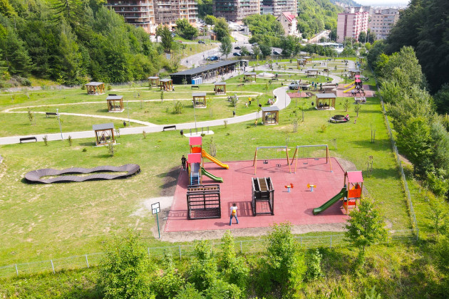 Parcul „La Iepure” din Brașov a trecut prin primele reparații. Chiar dacă este nou, acesta a fost modernizat
