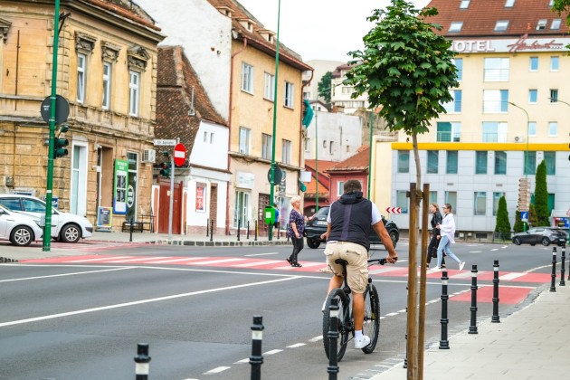 Pe urma autobuzelor: Începe marcarea celei mai lungi piste pentru biciclişti din Braşov 