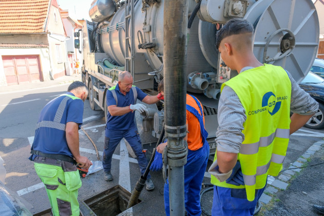 Canalizarea din Șcheii Brașovului, decolmatată cu apă sub presiune. Echipele de intervenție au intervenit pe strada Vasile Saftu