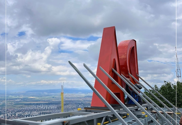 Lângă „BRAŞOV”, „PANORAMIC”. Se reinstalează literele de pe Tâmpa din anii `70
