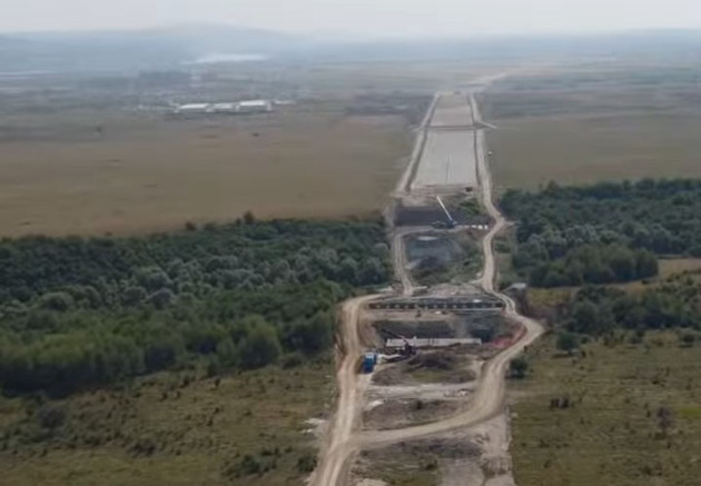 „Desenată” în teren. Așa arată filmată din dronă Autostrada A13 Sibiu – Făgăraș, la două luni de la deschiderea șantierului