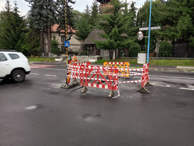 A curs Timişul prin canalizare. Un „dop” de gunoaie a spart strada Mihai Viteazul