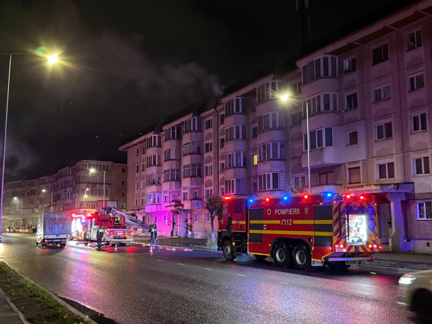 Le-a luat foc acoperișul blocului