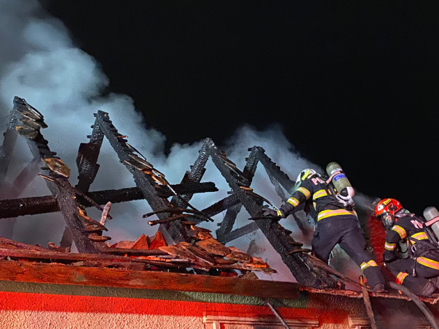 Foc la vila din Moieciu. 5 mașini de pompieri trimise de la Brașov, proprietarul a făcut atac de panică